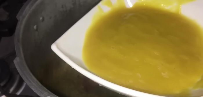 Sellar el pato: agregar la presa de pato al refrito con tomate y sellar a fuego alto hasta que cambie de color. [321.95]