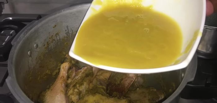 Agregar la naranjilla (o vinagre) al pato: incorporar parte de la mezcla de naranjilla y chicha (o vinagre) al pato. Agregar los tallos de cilantro atados, el ají (opcional) y agua caliente. Cocinar hasta que el pato esté suave. [346.86]