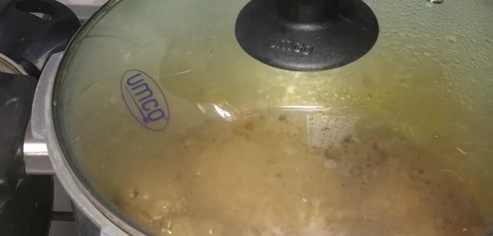 Añadir orégano y cilantro: agregar orégano tostado y cilantro picado finamente. [496.099]