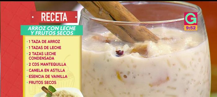 Una vez reventado el arroz con agua, agregar una taza de leche y revolver. [Agregar la primera parte de la leche]
