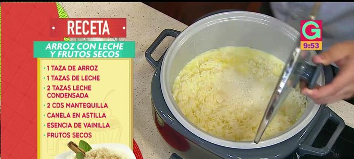 Agregar el resto de la leche (2 tazas más) gradualmente, revolviendo para integrar. [Se agrega leche paulatinamente]