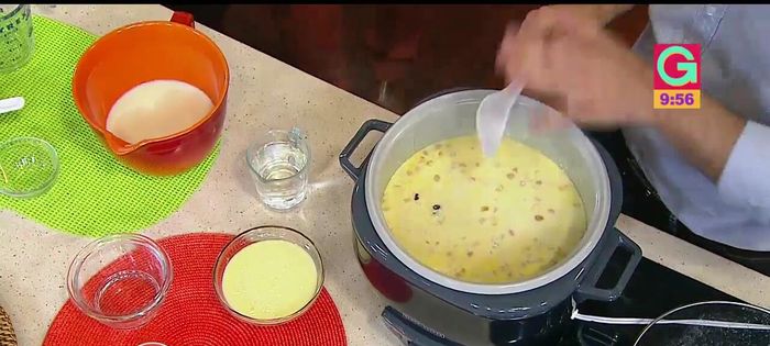 Agregar la leche condensada al final para evitar que se forme costra. [Se agrega la leche condensada]