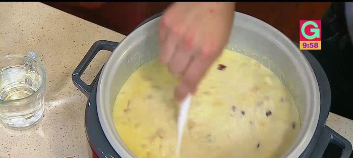 Dejar cocinar por 5 minutos más, probando el arroz para asegurar que esté al dente. [Cocción final]