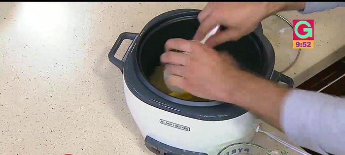 Agregar mantequilla y dejar que el arroz reviente como un arroz tradicional. [El arroz empieza a reventar]