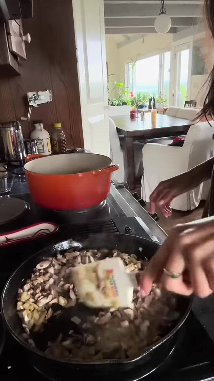 Incorporar el pollo cocido a la sartén. Agregar un chorrito de vino blanco y cocinar hasta que se evapore el alcohol.