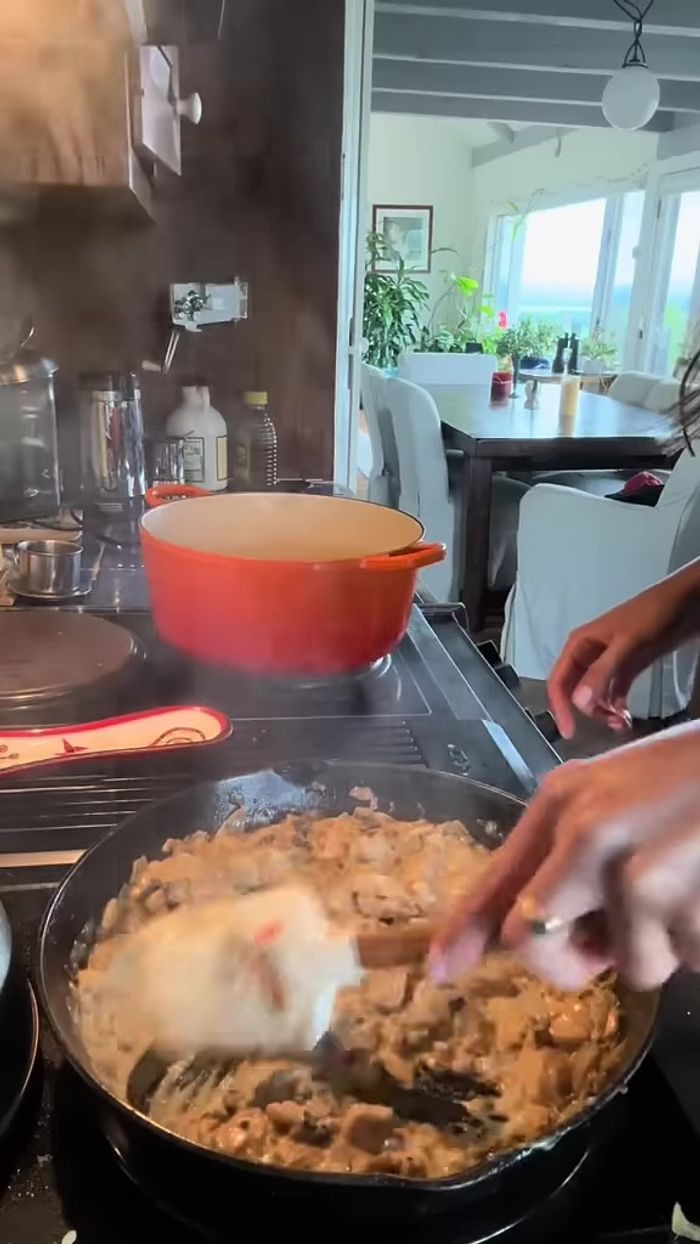 Cocinar a fuego medio-bajo hasta que la salsa espese.