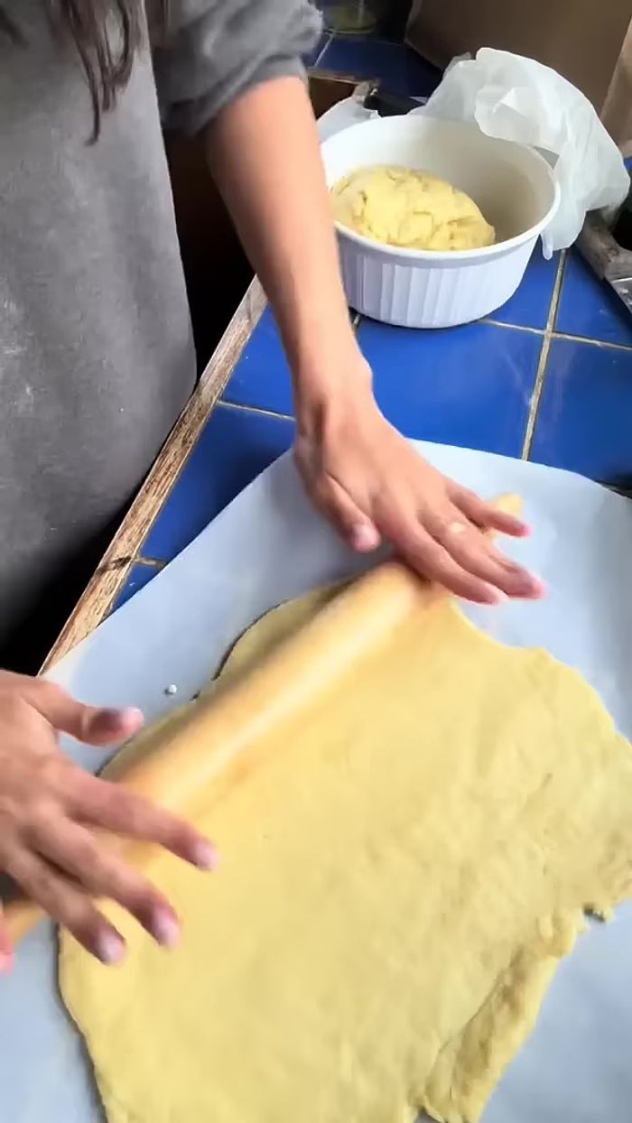 Estirar la masa refrigerada. Rellenar con la mezcla de pollo y setas.