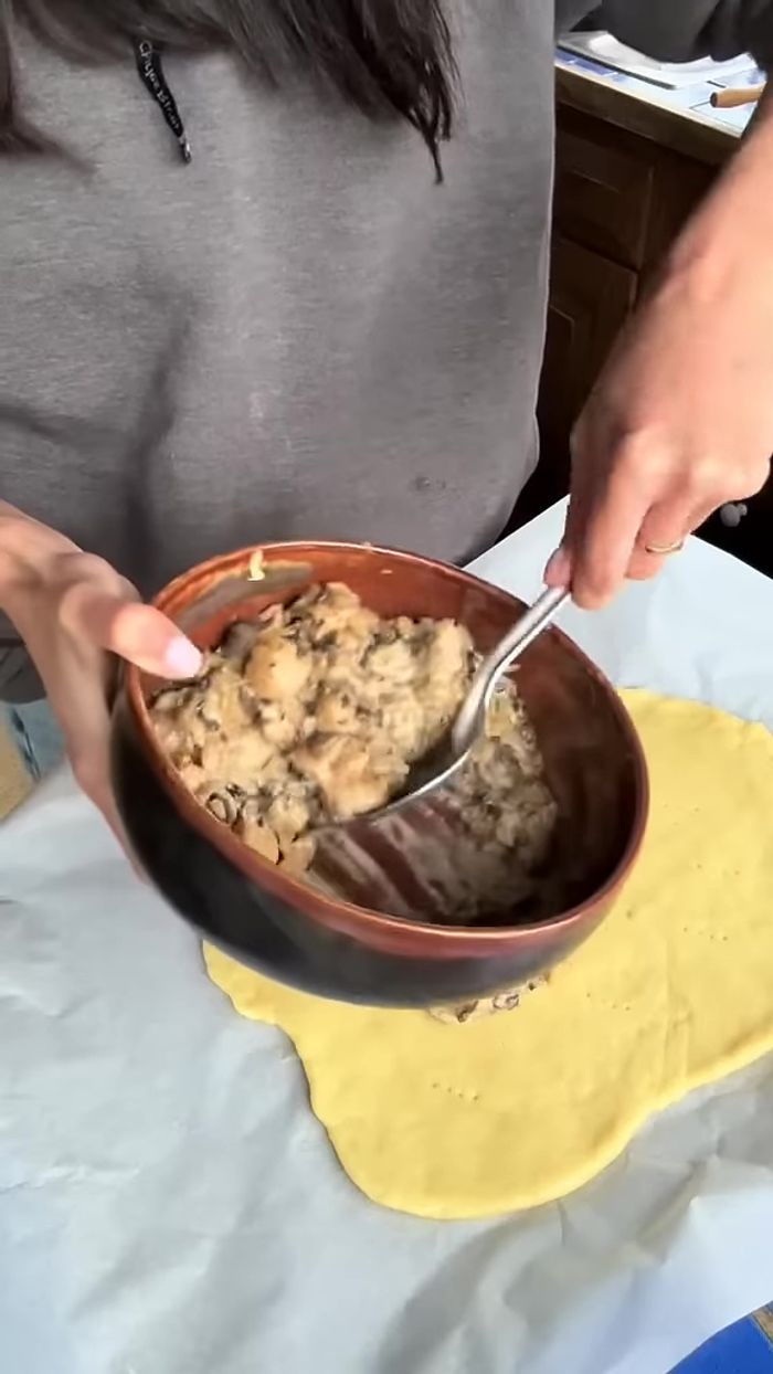 Cerrar la empanada y hacerle agujeros en la superficie para que respire.