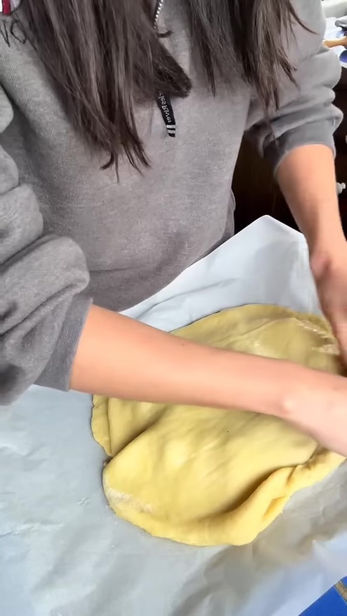 Pintar la empanada con huevo batido.