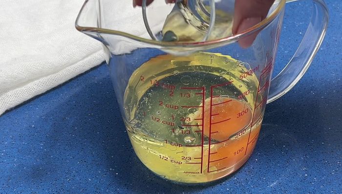Preparar la mayonesa: batir un huevo con aceite, vinagre, escabeche de mejillones y sal. Empezar a batir desde el fondo hasta obtener una mayonesa ligera.