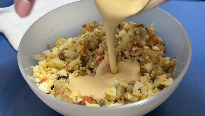 Agregar la mayonesa a la ensaladilla y mezclar bien.