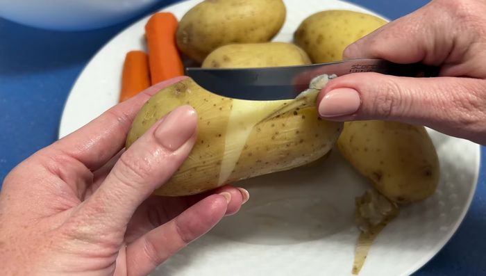 Pelar las patatas y zanahorias.