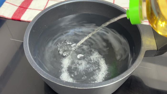 En una olla aparte, hervir agua con una cucharadita de sal y vinagre. Agregar los huevos con cuidado y cocinar durante 12 minutos desde que el agua hierva.