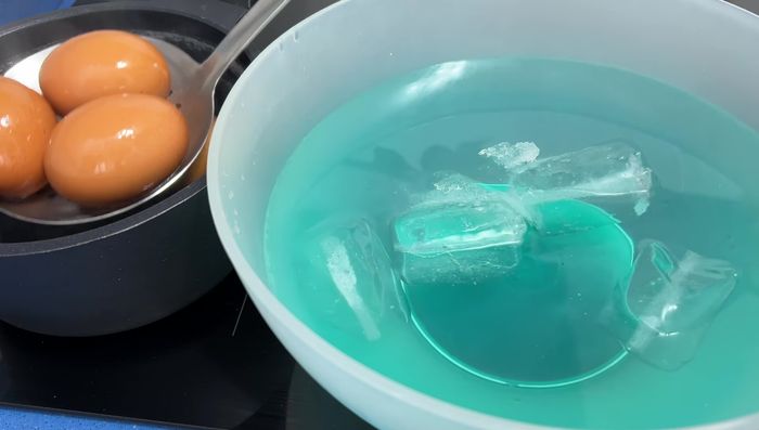 Sacar los huevos y enfriarlos en agua con hielo.