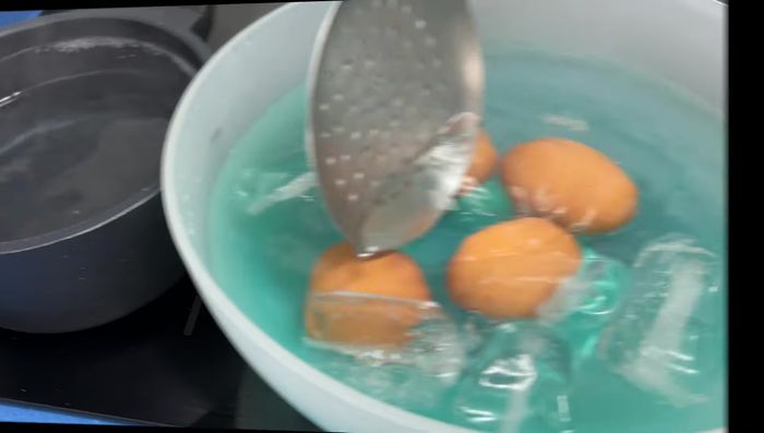 Machacar las patatas y zanahorias con un tenedor.