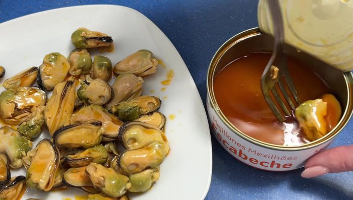 Separar los mejillones del escabeche. Reservar algunos para la decoración.