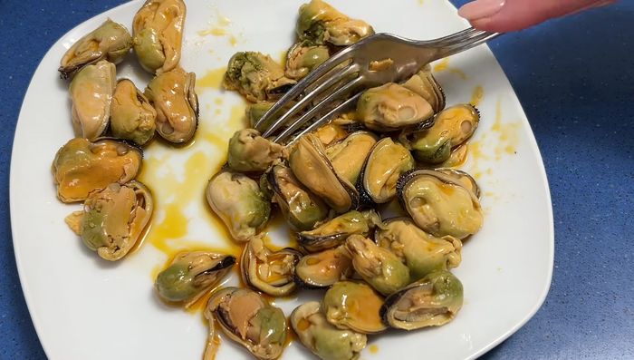 Aplastar los mejillones restantes con un tenedor hasta obtener trocitos pequeños.