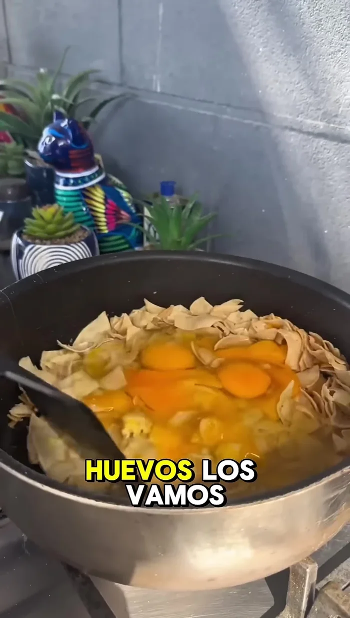 Remover los huevos y sazonar con sal.