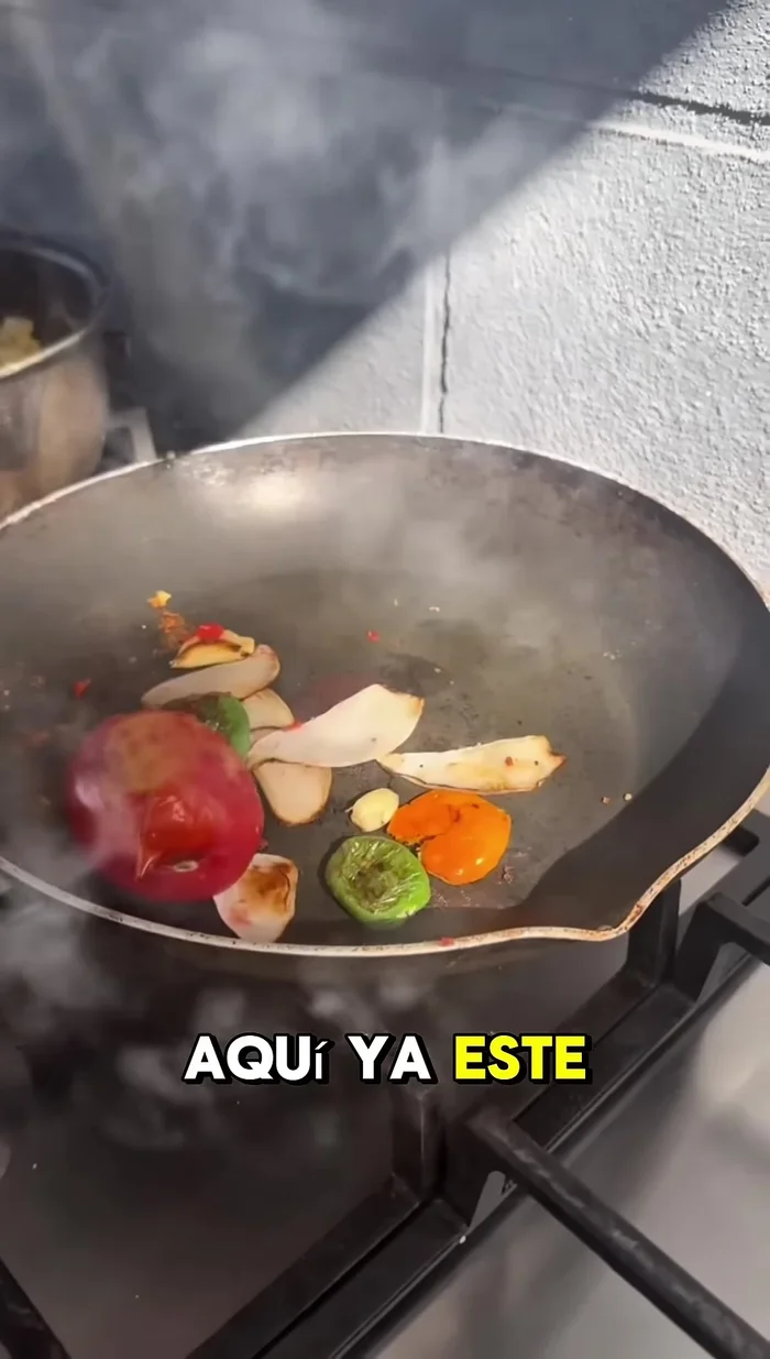Preparar la salsa: asar chiles habaneros, ajo y cebolla. Pelar los tomates.
