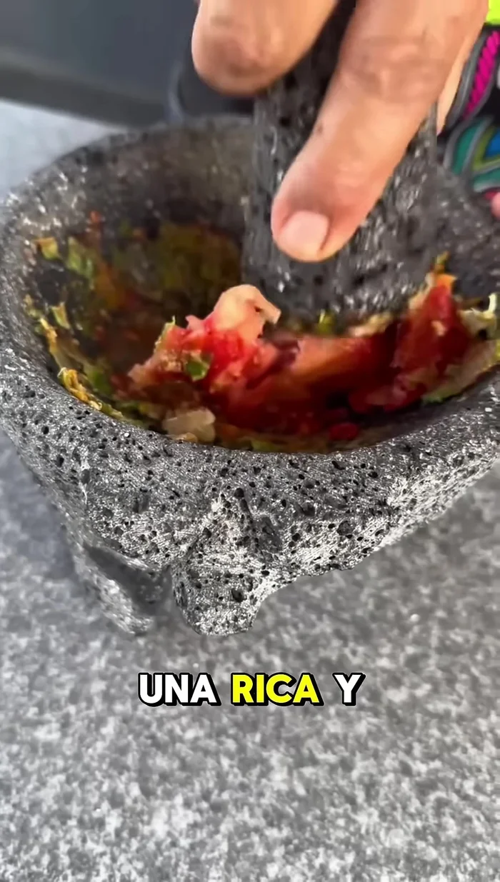 Agregar los tomates a la salsa de chiles, sazonar con sal y agregar un poco de agua para obtener la consistencia deseada.