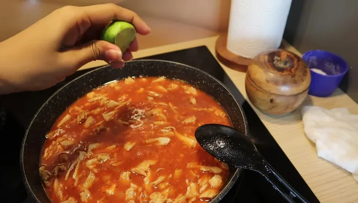 Añadir un chorro de limón o una tapita de limón al gusto. Probar y ajustar sazón con especias italianas si se desea.