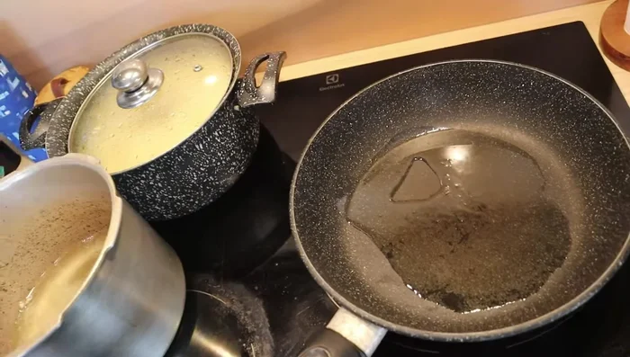 En una olla, sofreír el ajo y la cebolla en la grasa de la carne de cerdo.