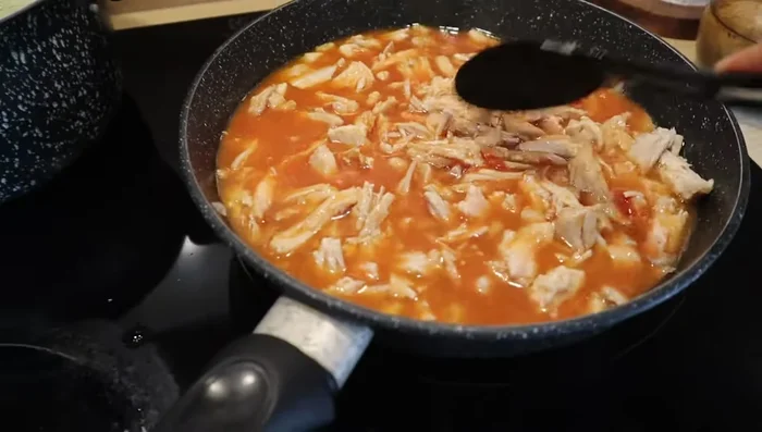 Agregar más puré de tomate, orégano y comino.