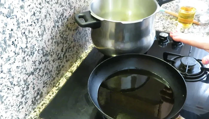 Freír el conejo en una sartén con abundante aceite hasta dorarlo por ambos lados.