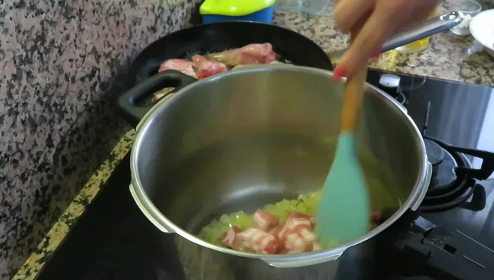 Añadir la panceta a la cebolla y el ajo sofritos en la olla rápida y cocinar hasta que la panceta esté dorada y la cebolla tierna. Reservar.