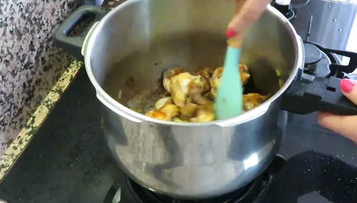 Agregar el tomate a la olla rápida con la panceta y la cebolla, cocinar durante 3-4 minutos.