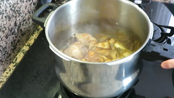 Incorporar el vasito de sidra a la olla rápida. Tapar, poner a presión (nivel 1) y cocinar durante 8-10 minutos una vez que empiece a hervir y salga vapor.