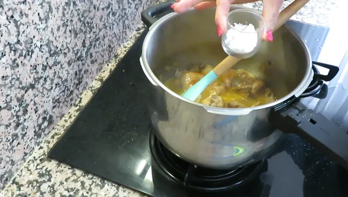 Si se desea una salsa más espesa, mezclar una cucharadita de maicena con un poco de agua fría y añadirla a la olla. Dejar hervir hasta que espese.