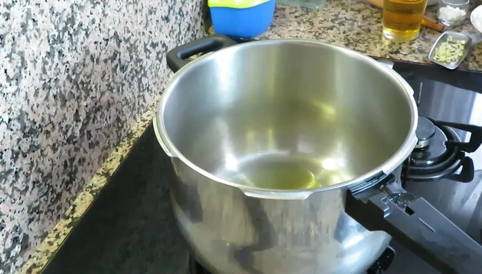 En una olla rápida con un chorrito de aceite, sofreír la cebolla y el ajo.
