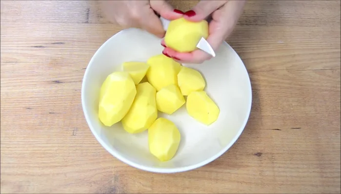 Pela, lava y corta las patatas en cuartos. Salpimienta y mezcla.