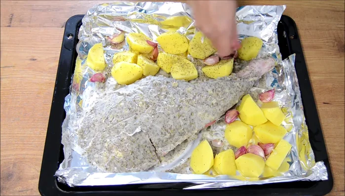 Añade los ajos machacados, más hierbas provenzales sobre las patatas.