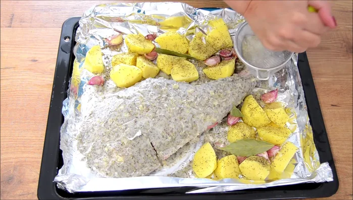Riega con el zumo de limón la paletilla, las patatas y los ajos.
