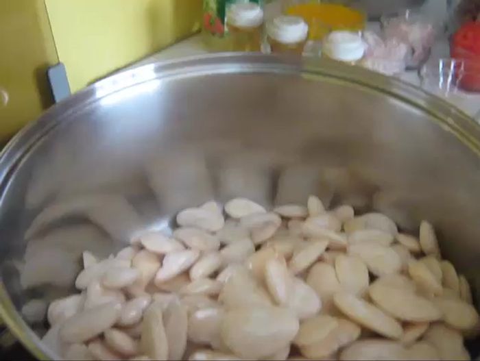 Cocer los pallares: Cocinar los pallares en agua hasta que estén tiernos. Reservar.