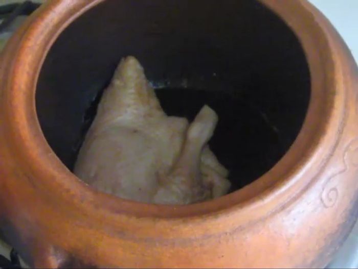 Sellado del pato: Calentar aceite en una olla y sellar el pato por todos lados. Retirar.