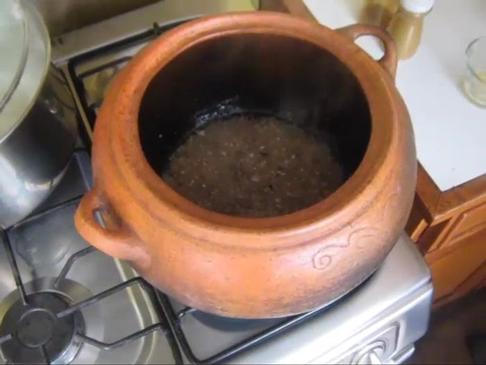 Aderezo para el pato: En la misma olla, sofreír cebolla, ajos y tomate finamente picados.