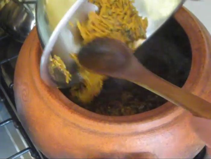 Cocción del pato: Agregar el pato sellado a la olla con el aderezo y el jugo de la marinada. Cocinar a fuego lento hasta que el pato esté tierno.