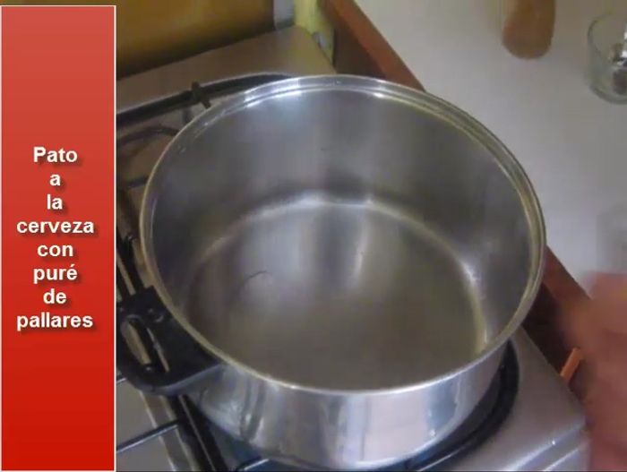 Puré de pallares: Licuar los pallares cocidos con ajos, un poco de comino, ají panca y pimentón. Luego, cocinar el puré a fuego lento.