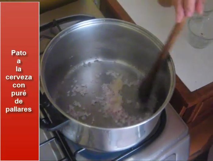 Acompañamiento: Agregar la papa cocida al puré de pallares. Rectificar la sazón del puré y del pato.