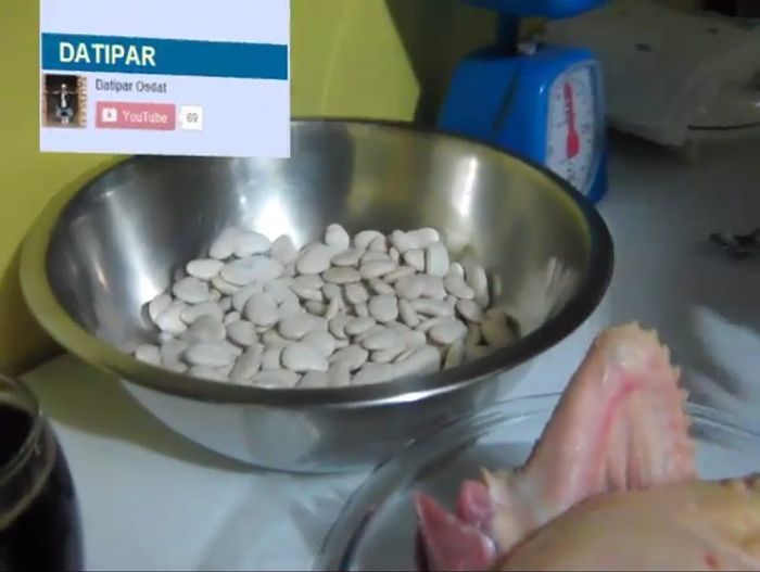 Preparar los pallares: Remojar los pallares en agua durante varias horas o toda la noche. Luego, lavarlos bien.