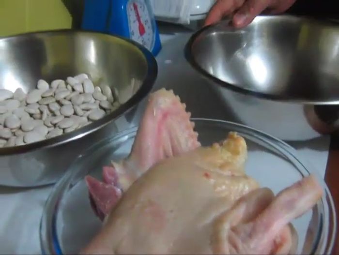 Marinar el pato: En un bol, mezclar ajos, sal, pimienta, comino, cerveza negra y zapallo loche. Agregar el pato y dejarlo marinar en la refrigeradora por al menos 12 horas (hasta el día siguiente).