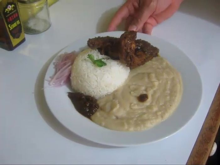 Emplatar: Servir el pato con el puré de pallares, arroz blanco y una salsa de cebolla.