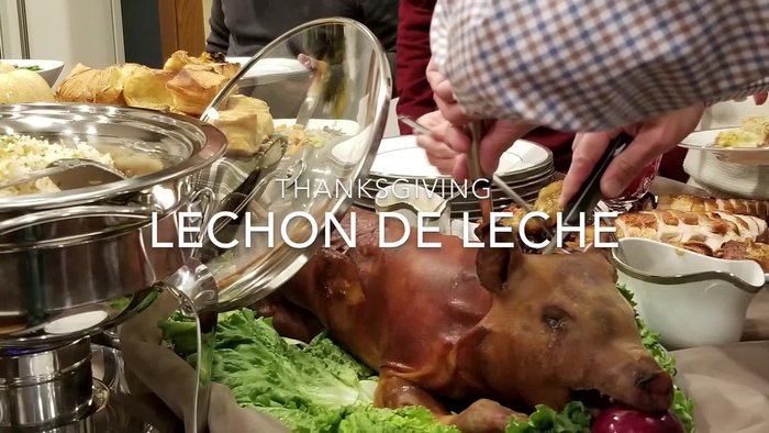 Espolvorear la mezcla de especias dentro de la cavidad y la piel del lechón. Rellenar la cavidad con el limoncillo machacado, las cebolletas, las hojas de laurel y sal.