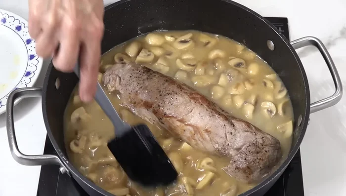 Añadir caldo de pollo y cocinar tapado durante 15 minutos, dando vueltas de vez en cuando.