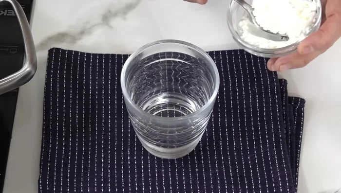 Para espesar la salsa, disolver maicena en agua y añadir a la salsa. Cocinar hasta obtener la consistencia deseada.