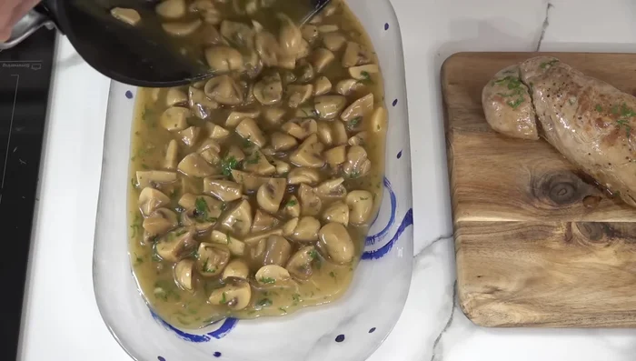 Cortar el solomillo en medallones y servir con los champiñones y la salsa.