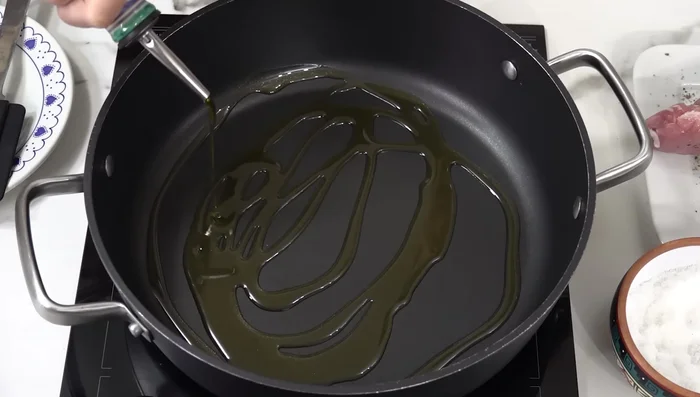 Marcar el solomillo en una cacerola con aceite de oliva caliente. Tapar para evitar salpicaduras.